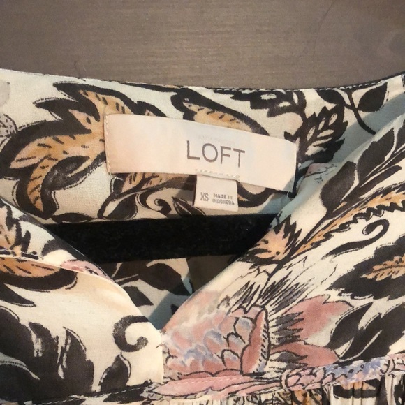 💐🌹🌷Muted/distressed floral LOFT blouse size XS - Picture 6 of 15